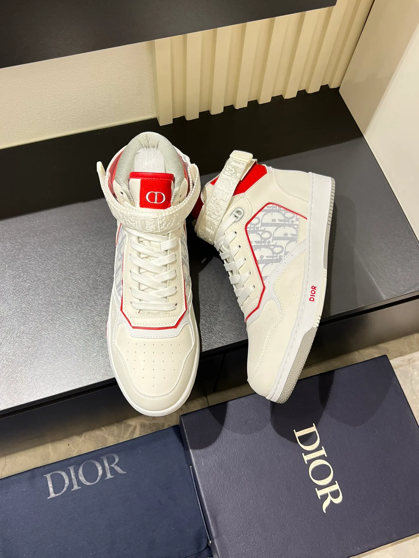 Men's shoes 💰p460 "Dio*" mid-top B27 casual sneakers. This B27 high-top sneaker is a new product in the series and continues Di*r's classic style. Crafted from gray and white smooth calf leather with beige and black Oblique print panels on the sides. The "CD Icon" shaped shoelace eyelets are clever and delicate, and the two-color rubber sole, rear collar and heel are all equipped with the brand's iconic details to enhance the style. Oblique printed straps at the ankle allow for an adjustable fit to complement the overall design. Fashionable and versatile, it can complement any look. Create an exquisite design with unique dynamic vitality and modern atmosphere, presented in low-top and high-top styles. This new must-have shoe adds a new dimension to Dior's archive heritage, embodying modern elegance. Purchase the original version and make it 1:1. If you need top quality, please come to me! Male 38-44!